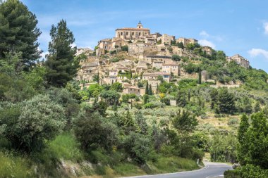Luberon, Provence, Fransa 'daki Gordes dağ köyünün manzarası