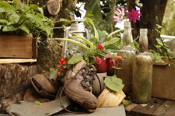 Jardim ainda vida com botas velhas — Fotografia de Stock