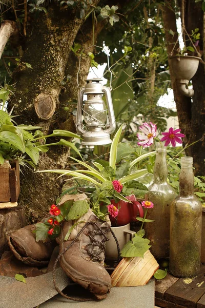 Giardino natura morta con vecchi stivali — Foto Stock
