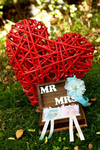 Caja de anillo de boda con un corazón rojo —  Fotos de Stock