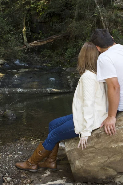 Coppia guardando un fiume — Foto Stock