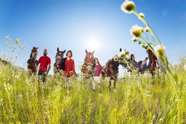 Atları ile beş equestrians