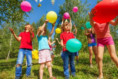 Balonlar ile oynayan çocuklar