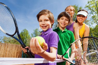 Tenis oynarken aile