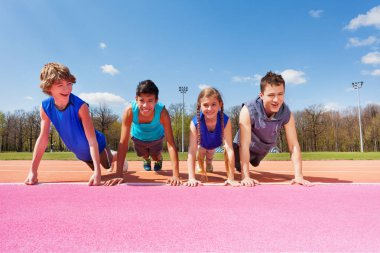 push-up egzersizleri yapıyor gençler