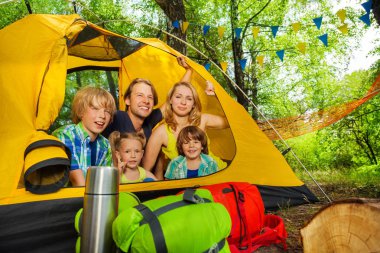 Genç etkin aile ormanda kamp