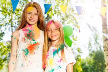 Renkli toz ile bulaşmış kızlar