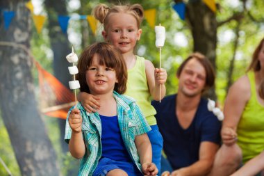 Kızarmış hatmi çocuklarla