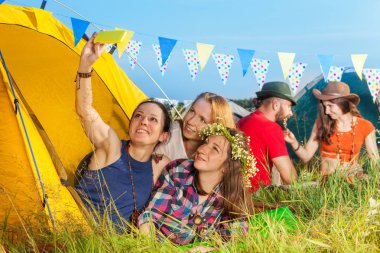 Kadınlar selfie alarak çadırda