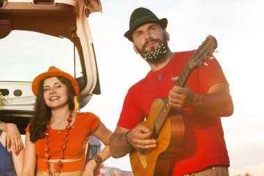 adam güzel kız için gitar çalmak