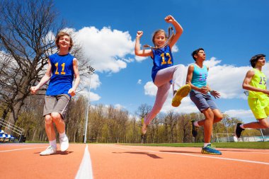 stadyum üzerinde çalışan genç sporcular