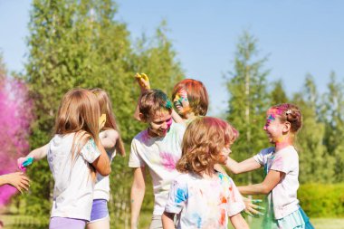 Çocuklar renkli toz ile eğleniyor