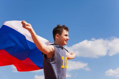 Rus bayrağı ile çalışan çocuk