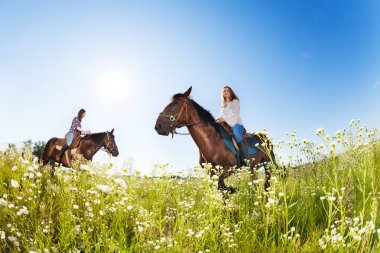 İki kadın equestrians