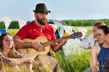 adam arkadaşları için gitar çalmak