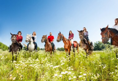 onların ata binerek equestrians