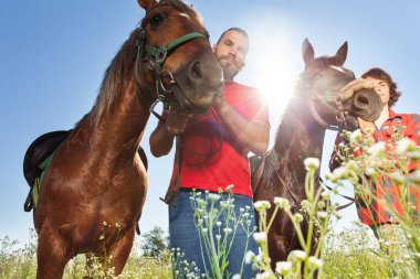 Kahverengi at ile iki equestrians