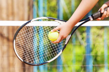 Tenis oynayan genç kız