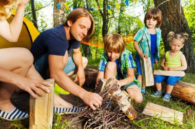 Öğretim çocuklar kamp yapmak için baba