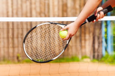 Tenis oynayan genç kız
