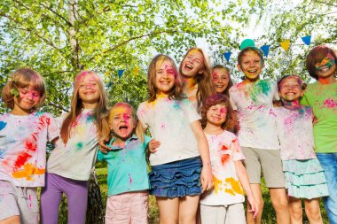 Çocuklar renkli toz ile eğleniyor