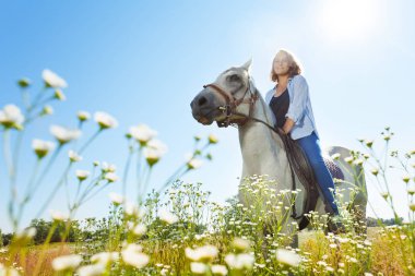 kadın horseriding beyaz at