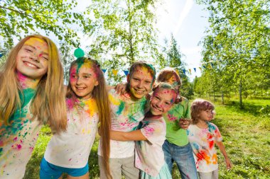 Çocuklar renkli toz ile eğleniyor