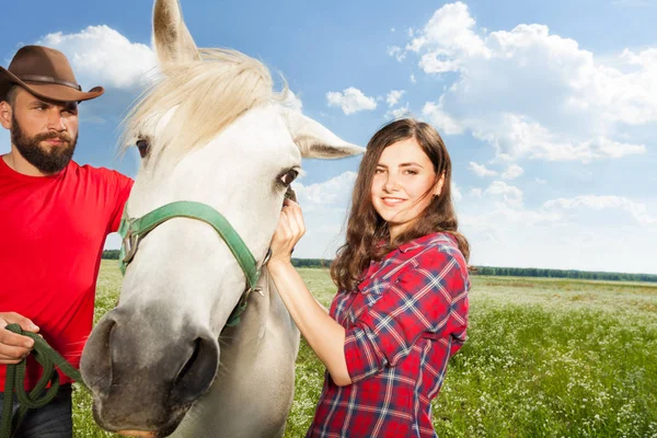 Par med sin vita hästen — Stockfoto