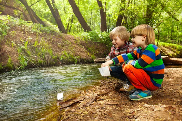 Friends playing with paper ships — Stock Photo, Image