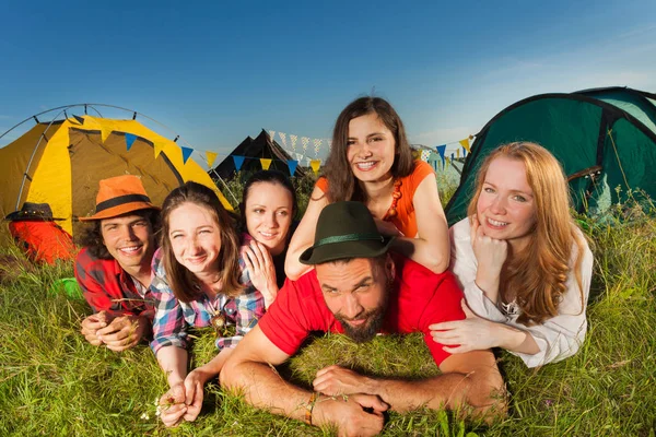 Personas disfrutando viaje de camping — Foto de Stock