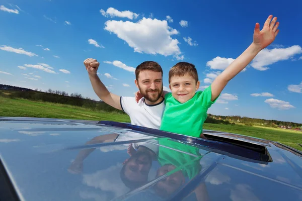 Père et fils sur le toit ouvrant de la voiture — Photo