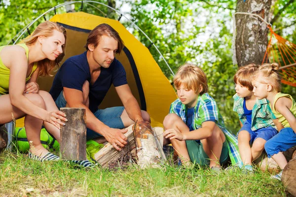 Giovane famiglia attiva campeggio nella foresta — Foto Stock