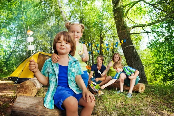 Jonge actieve familie camping in het bos — Stockfoto