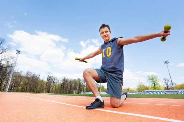 Junge macht Übungen mit Hanteln — Stockfoto