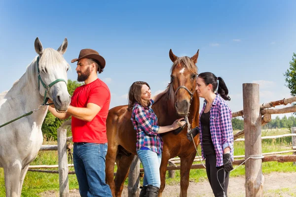 Jinetes descansando con sus caballos —  Fotos de Stock