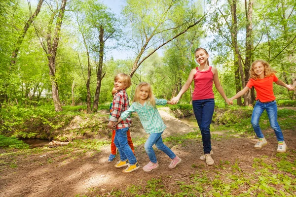 Bambini che camminano nel parco tenendosi per mano — Foto Stock