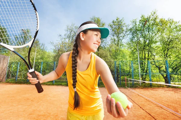 Menina jovem jogando tênis — Fotografia de Stock