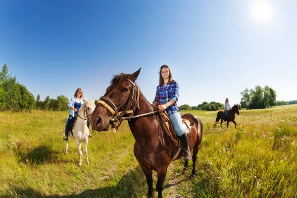 Vrouwen paardrijden paarden — Stockfoto