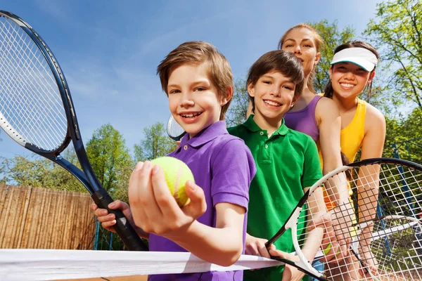 Семья играет в теннис — стоковое фото