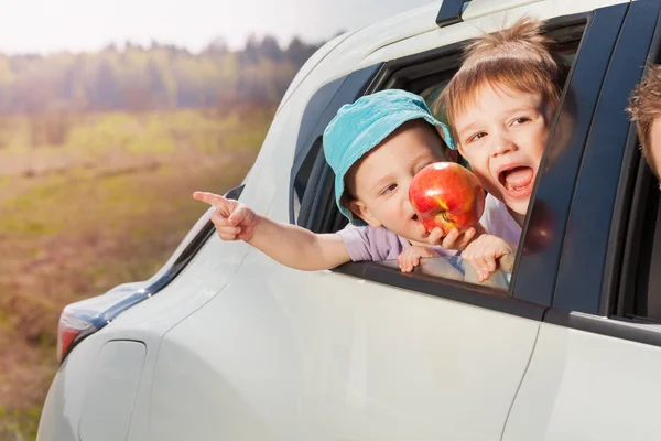 Pequenos passageiros que viajam de carro — Fotografia de Stock