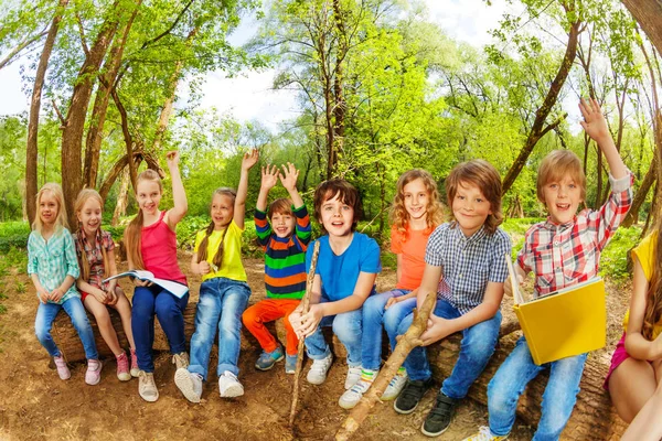 Enfants assis sur le journal de bord extérieur — Photo