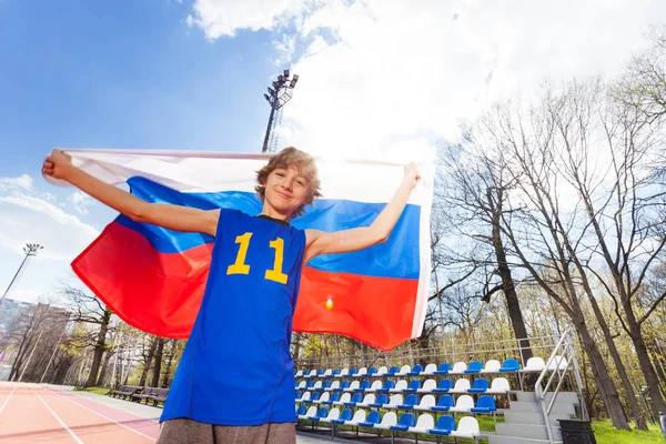 Menino acenando bandeira russa no estádio — Fotografia de Stock