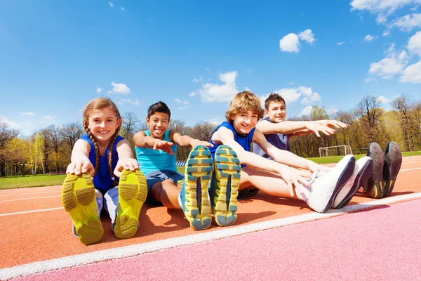 Glückliche Kinder machen Dehnübungen — Stockfoto