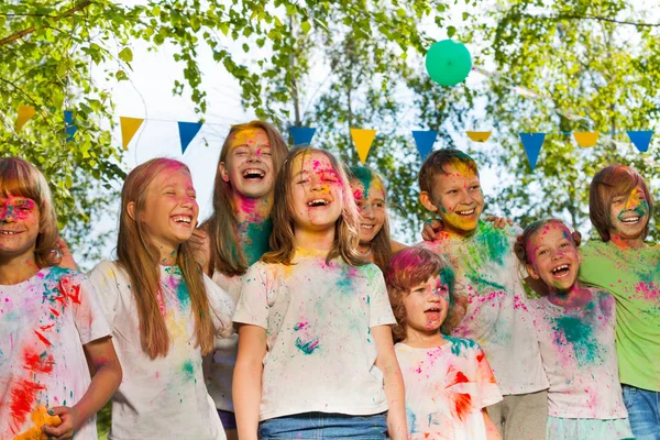 Niños divirtiéndose con polvo de colores — Foto de Stock