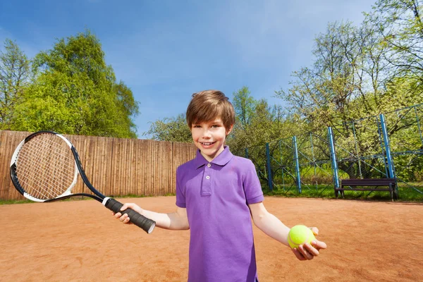 Niño activo con raqueta y pelota — Foto de Stock