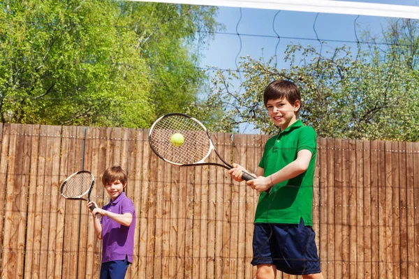 Junge schlägt Vorhand im Tennis — Stockfoto