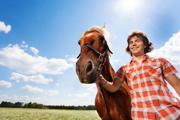 Homem com seu belo cavalo — Fotografia de Stock