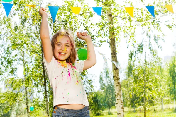 Fröhliches kleines Mädchen tanzt — Stockfoto