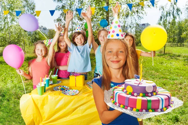 Děti slaví narozeniny v parku — Stock fotografie