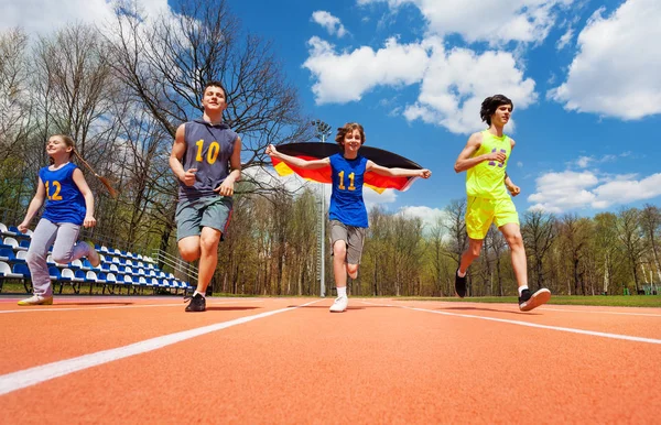 Atletas adolescentes com bandeira alemã — Fotografia de Stock